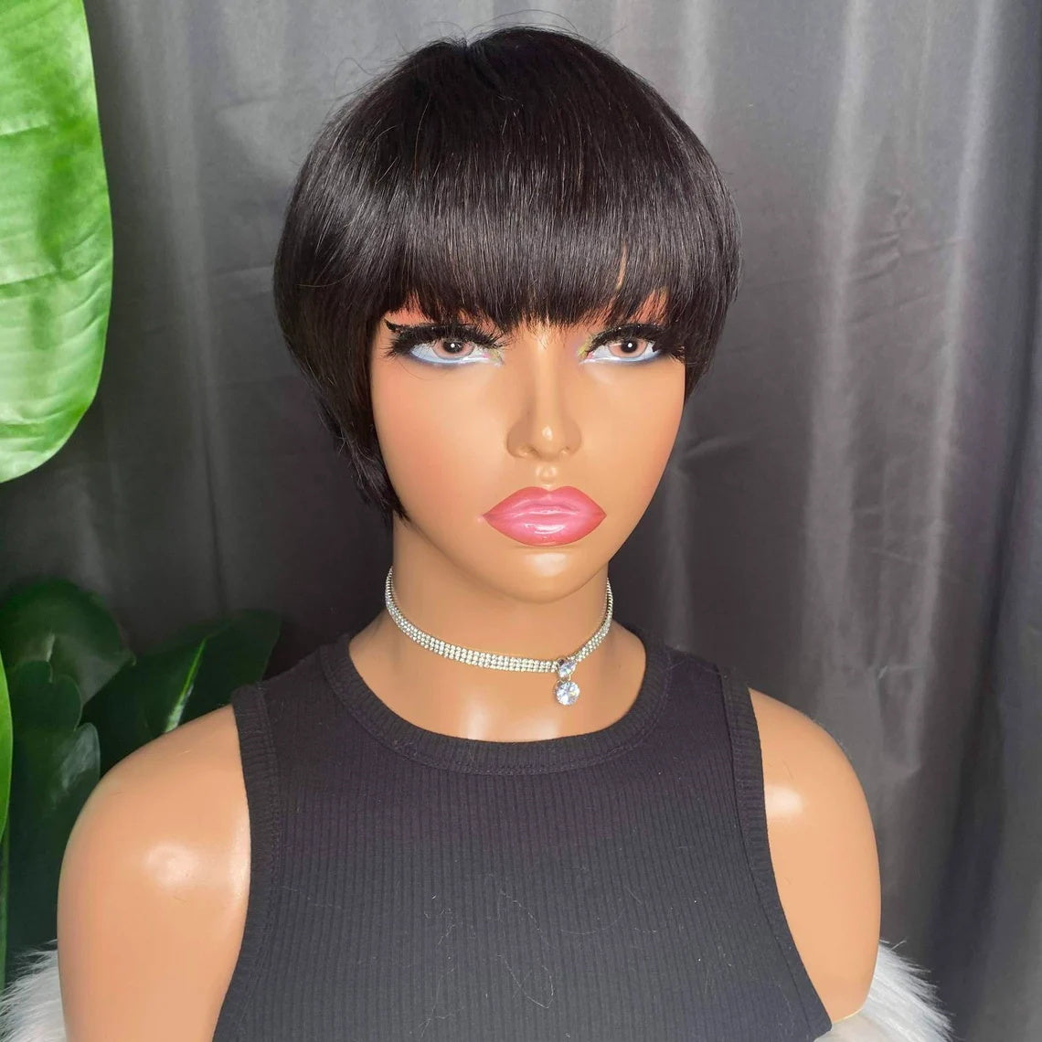 MaBelle Perruque Coupe Courte Lisse Sans Lace Couleur Noir 4 Pouces Fabriquée avec les cheveux très bonne qualité Double Drawn